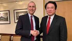 ▲基隆市長林右昌拜會美國國務院亞太事務代理副助卿史墨客（Hanscom Smith）。（圖／翻攝林右昌臉書）