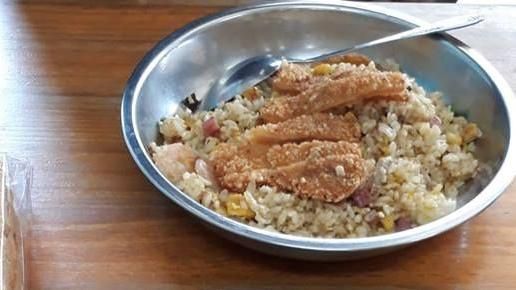 這家店用鐵盆裝炒飯　網：單身狗專用