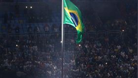 LF
里約奧運開幕式 升巴西國旗
2016巴西里約奧運5日（當地時間）於馬拉卡納體育場舉行開幕式，在吉貝托吉爾（Gilberto Gil）領唱巴西國歌聲中將巴西國旗升起。
中央社記者徐肇昌里約攝 105年8月6日