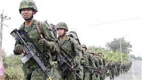 陸軍特戰部隊展開濱海城鎮要地行軍訓練（軍聞社提供）