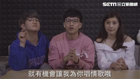 鄭可強演唱甜蜜歌曲《Love More》。
鄭可強在《94愛K歌》的情人節抽獎活動。