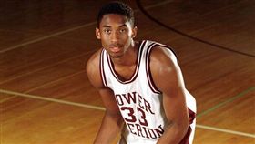 NBA／暖心！柯粉歸還柯比失竊球衣
NBA,洛杉磯湖人,Kobe Bryant,勞爾梅里恩高中,球衣,柯粉
翻攝自推特