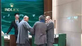 出家人現身精品手錶勞力士的店內。（圖／翻攝自爆廢公社）