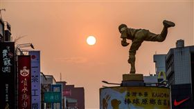 他拍下最美懸日　嘉農投出好球（圖／攝影師洪年宏授權提供）