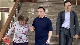 台南歸化雙屍命案將再審　死囚謝志宏獲釋台南高分院14日裁定再審遭控犯下台南歸仁雙屍命案的謝志宏（中），並停止刑罰執行，遭羈押迄今已19年的謝志宏下午獲釋，緊牽母親的手，難掩開心。中央社記者張榮祥攝  108年3月14日