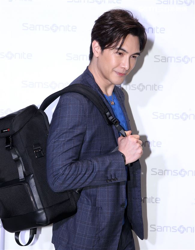 謝佳見與粉絲手作禮物白色情人節放閃。（記者邱榮吉/攝影）