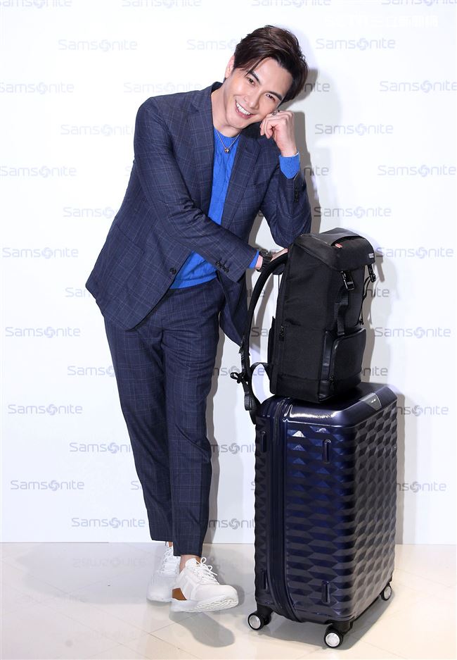 謝佳見與粉絲手作禮物白色情人節放閃。（記者邱榮吉/攝影）