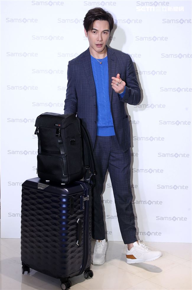 謝佳見與粉絲手作禮物白色情人節放閃。（記者邱榮吉/攝影）