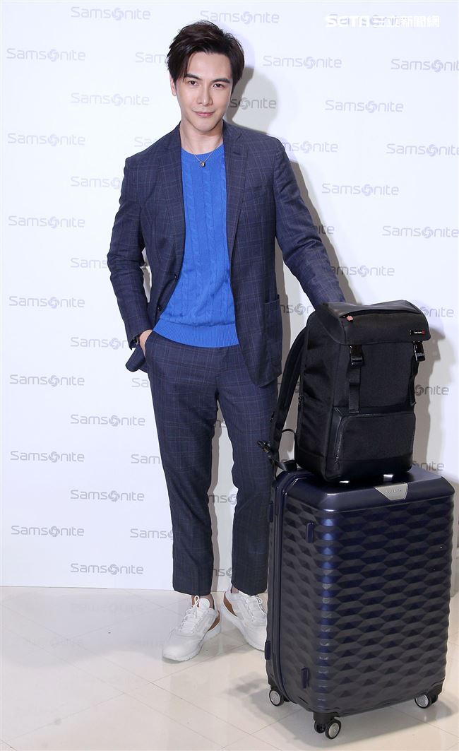 謝佳見與粉絲手作禮物白色情人節放閃。（記者邱榮吉/攝影）