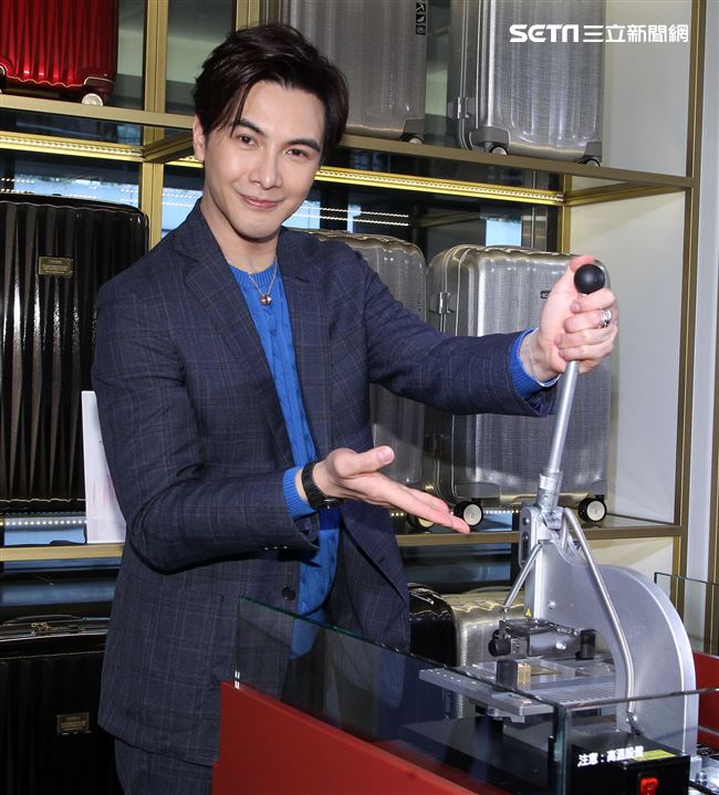 謝佳見與粉絲手作禮物白色情人節放閃。（記者邱榮吉/攝影）