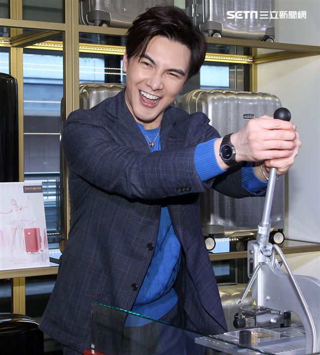 謝佳見與粉絲手作禮物白色情人節放閃。（記者邱榮吉/攝影）