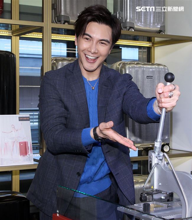 謝佳見與粉絲手作禮物白色情人節放閃。（記者邱榮吉/攝影）