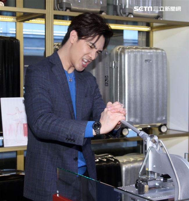 謝佳見與粉絲手作禮物白色情人節放閃。（記者邱榮吉/攝影）