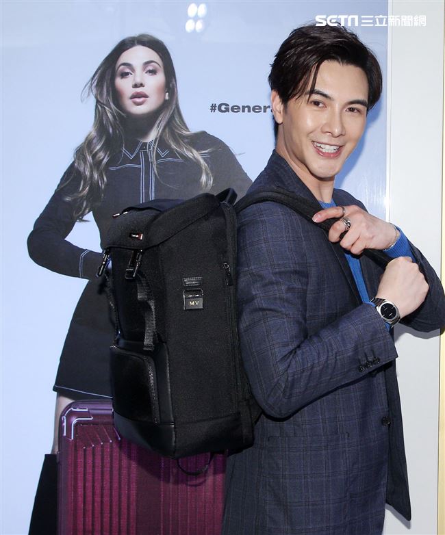 謝佳見與粉絲手作禮物白色情人節放閃。（記者邱榮吉/攝影）