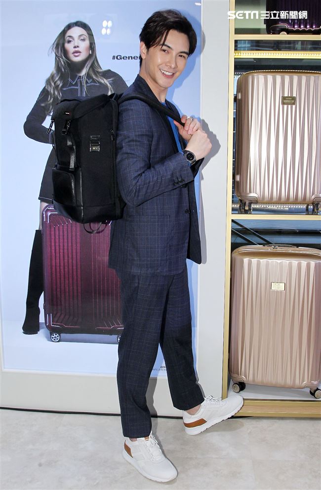 謝佳見與粉絲手作禮物白色情人節放閃。（記者邱榮吉/攝影）