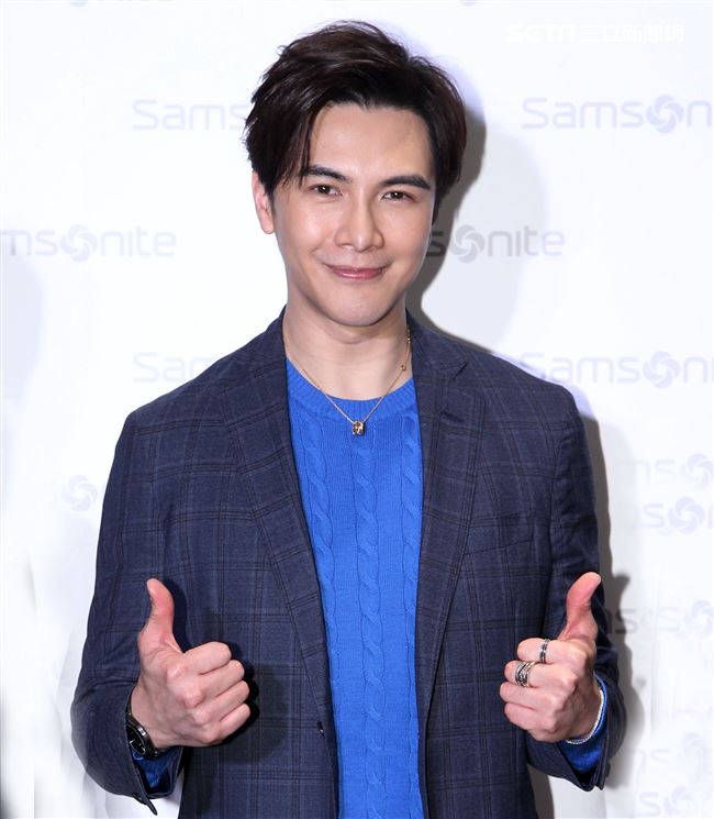 謝佳見與粉絲手作禮物白色情人節放閃。（記者邱榮吉/攝影）