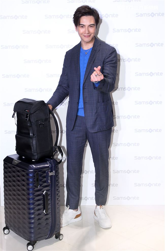 謝佳見與粉絲手作禮物白色情人節放閃。（記者邱榮吉/攝影）