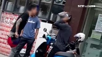 雙載男持安全帽　攔車爆打騎士頭