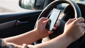 ▲開車玩手機（圖／翻攝網路）