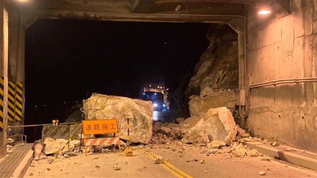 蘇花公路土石崩落　巨大落石阻通行