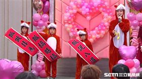 寶娜帶著小三狐狸進場相當可愛。