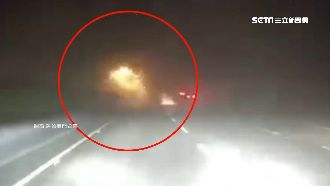 貨車爆胎失控撞護欄　蔬菜撒一地