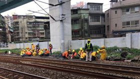 台鐵電纜線槽冒煙導致火車大誤點。（圖／台鐵提供）