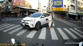 火大！休旅駕駛「瞎眼式左彎」駝背嬤差1秒撞上（圖／爆料公社）