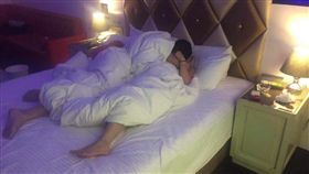 閨密與夫偷情10年，人妻衝摩鐵當場抓包,抓姦,外遇,啪啪啪,做愛（圖／翻攝爆料公社）