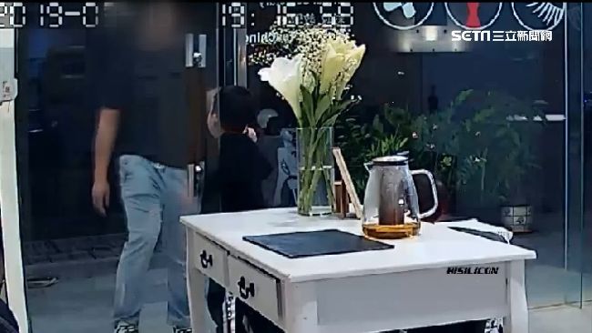 騙小孩幫開門　惡劣男闖店竊走名牌包