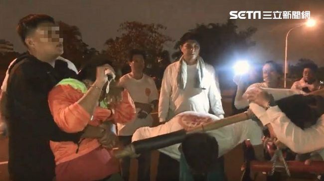 女子中邪亂吼…媽祖渡化降妖殃及轎班