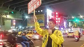 ▲民進黨立委何志偉自發為余天站路口拜票。（圖／翻攝何志偉臉書）