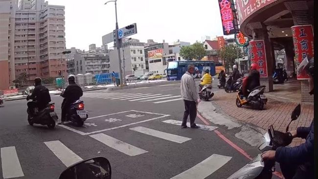 欠被開單！高雄這路口畫面讓人拳頭硬