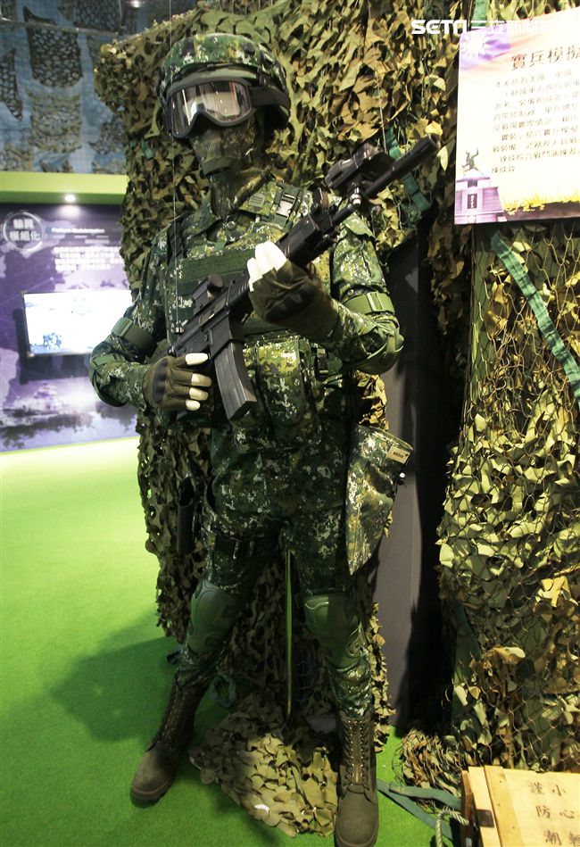 陸軍司令部舉辦「臨陣當先、步兵特展」活動，司令王信龍上將親臨主持。（記者邱榮吉/攝影）