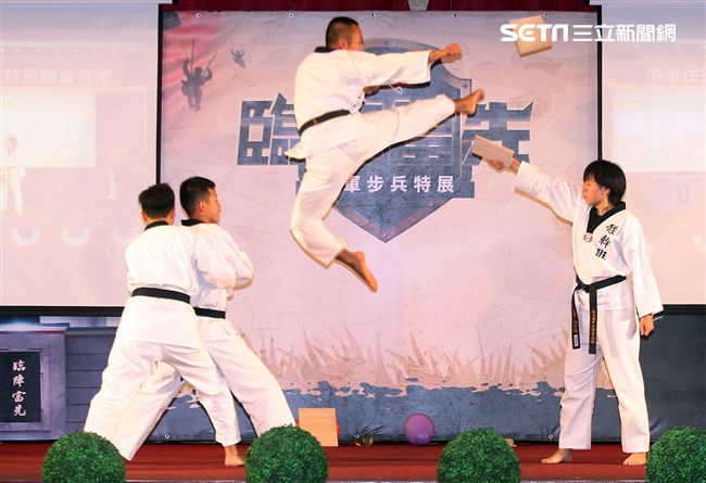 陸軍司令部舉辦「臨陣當先、步兵特展」活動，司令王信龍上將親臨主持。（記者邱榮吉/攝影）