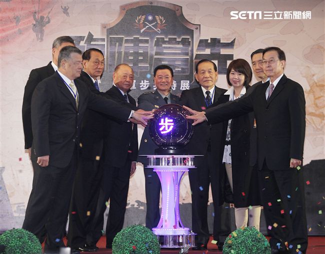 陸軍司令部舉辦「臨陣當先、步兵特展」活動，司令王信龍上將親臨主持。（記者邱榮吉/攝影）