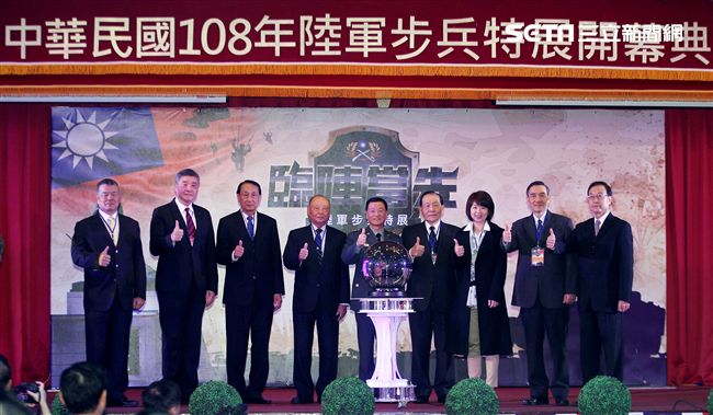 陸軍司令部舉辦「臨陣當先、步兵特展」活動，司令王信龍上將親臨主持。（記者邱榮吉/攝影）