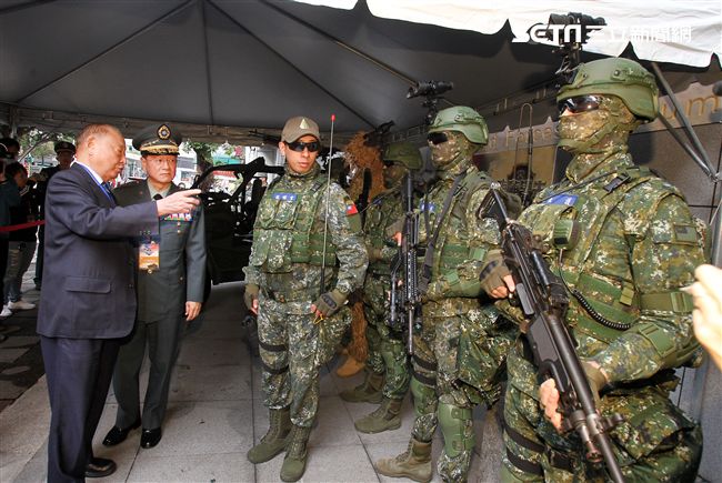 陸軍司令部舉辦「臨陣當先、步兵特展」活動，司令王信龍上將親臨主持。（記者邱榮吉/攝影）