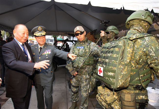 陸軍司令部舉辦「臨陣當先、步兵特展」活動，司令王信龍上將親臨主持。（記者邱榮吉/攝影）