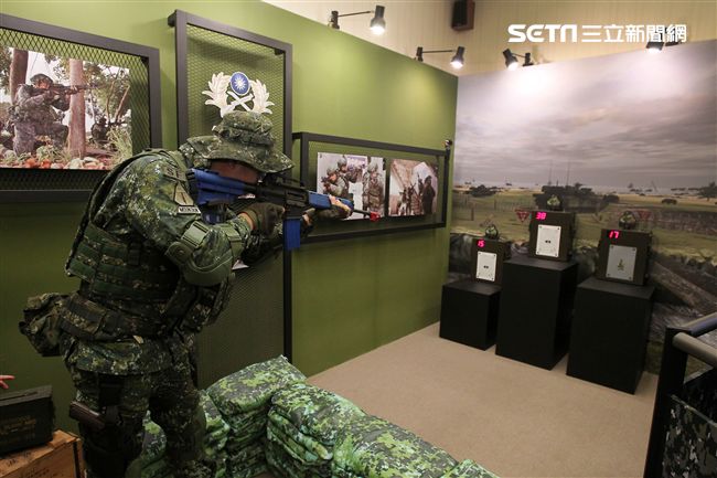 陸軍司令部舉辦「臨陣當先、步兵特展」活動，司令王信龍上將親臨主持。（記者邱榮吉/攝影）