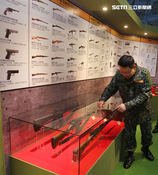 陸軍司令部舉辦「臨陣當先、步兵特展」活動，司令王信龍上將親臨主持。（記者邱榮吉/攝影）