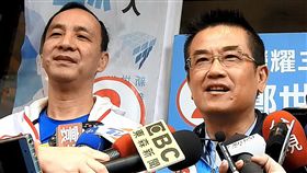 誤會自己沒投票權　鄭世維笑稱：賺到一票了國民黨籍新北市立委補選候選人鄭世維（右）登記參選前才將戶籍遷入，一度誤會自己沒有投票權，結果返家後確認收到投票通知單，他笑稱自己搞烏龍，但也多賺到一票。左為前新北市長朱立倫。中央社記者王鴻國攝　108年3月12日