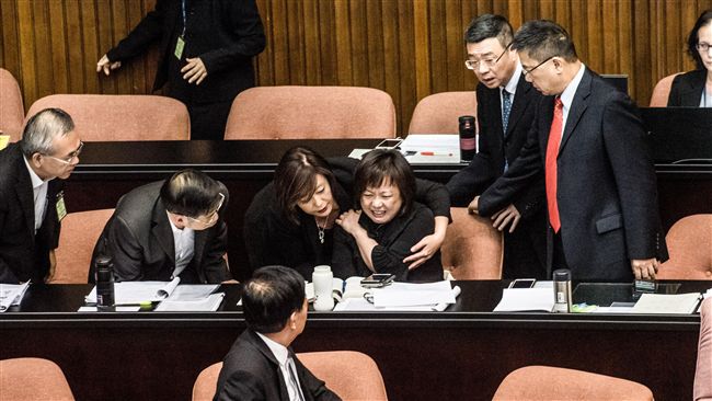 影／毛毛的！政院官員備詢突驚聲尖叫