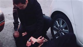 基隆通緝犯逃逸害警傷　最終鑽入死巷遭逮基隆市一名遭通緝的蘇姓男子（臥地者）日前開車遭警方盤查，先假意配合隨後高速駛離，員警遭拖行受傷，警方2小時後將蘇男逼進死巷內壓制逮人，訊後送辦。（翻攝照片）中央社記者王朝鈺傳真　108年3月15日