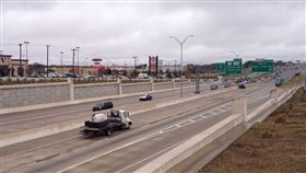 美國德州,巨石,公路,砸死　圖／翻攝自YouTube