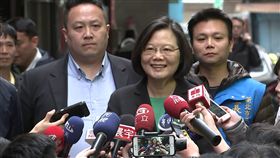 蔡英文陪同余天現身投開票所