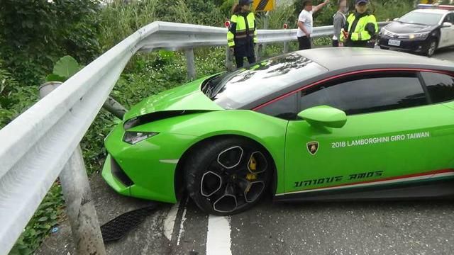 北宜超跑自撞車頭全爛　駕駛身分曝光