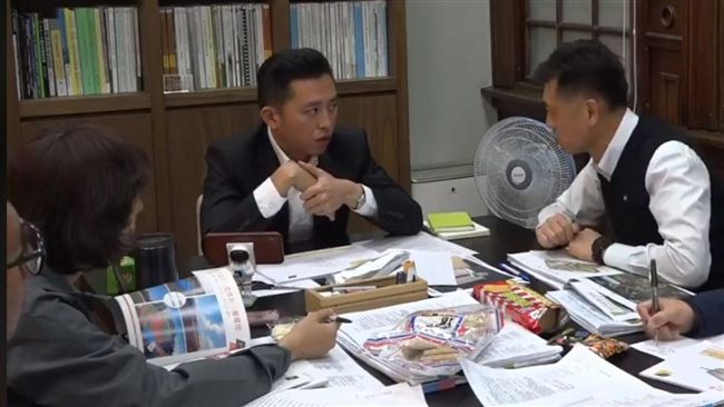 正面迎戰！型男市長半夜直播會網友