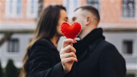 戀愛,情侶,情人節,愛情,聯誼,情人（圖／翻攝自freepik）https://www.freepik.com/free-photo/woman-kissing-man-while-showing-red-heart_1526529.htm