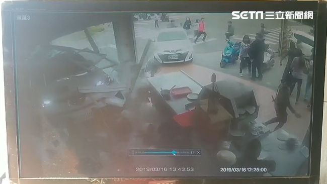 水泥車衝撞烤鴨店　5秒逃命瞬間曝光